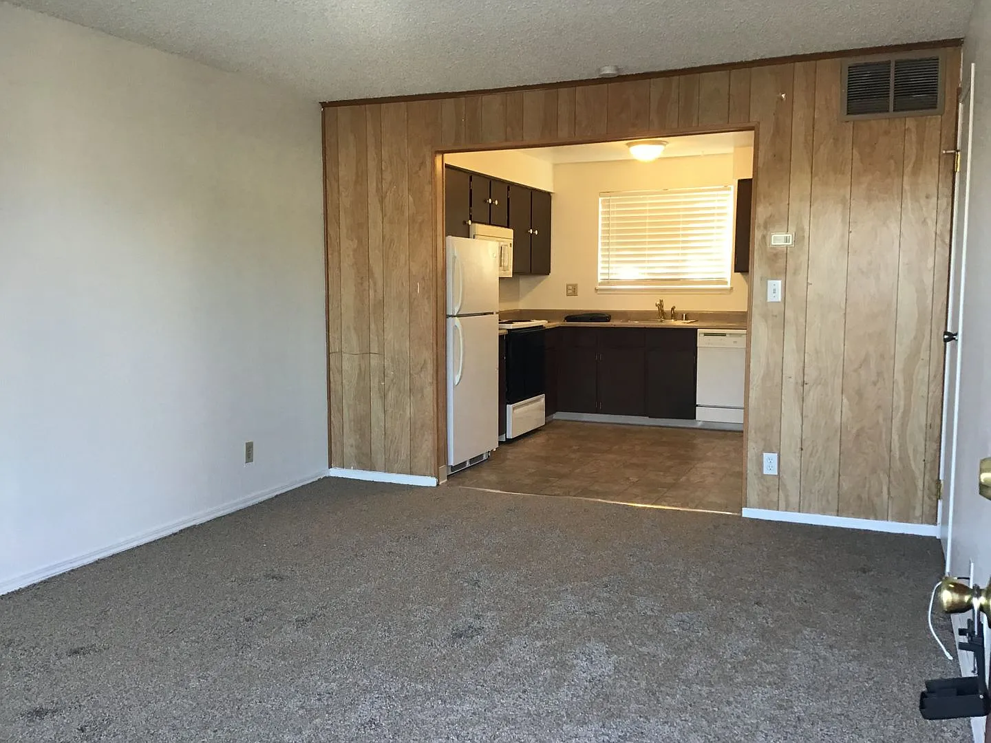 2 Bedroom Reno Condo in Gated Community — Photo 2