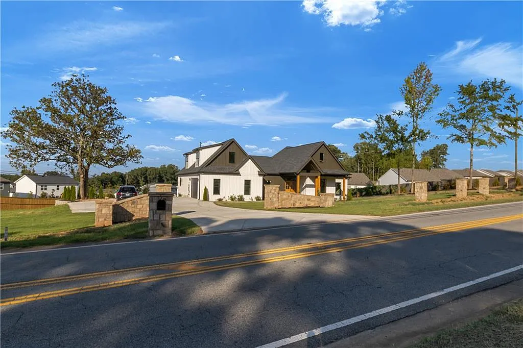 5 bed, 3.0 bath, 3063 sqft, $4,000 — Photo 3