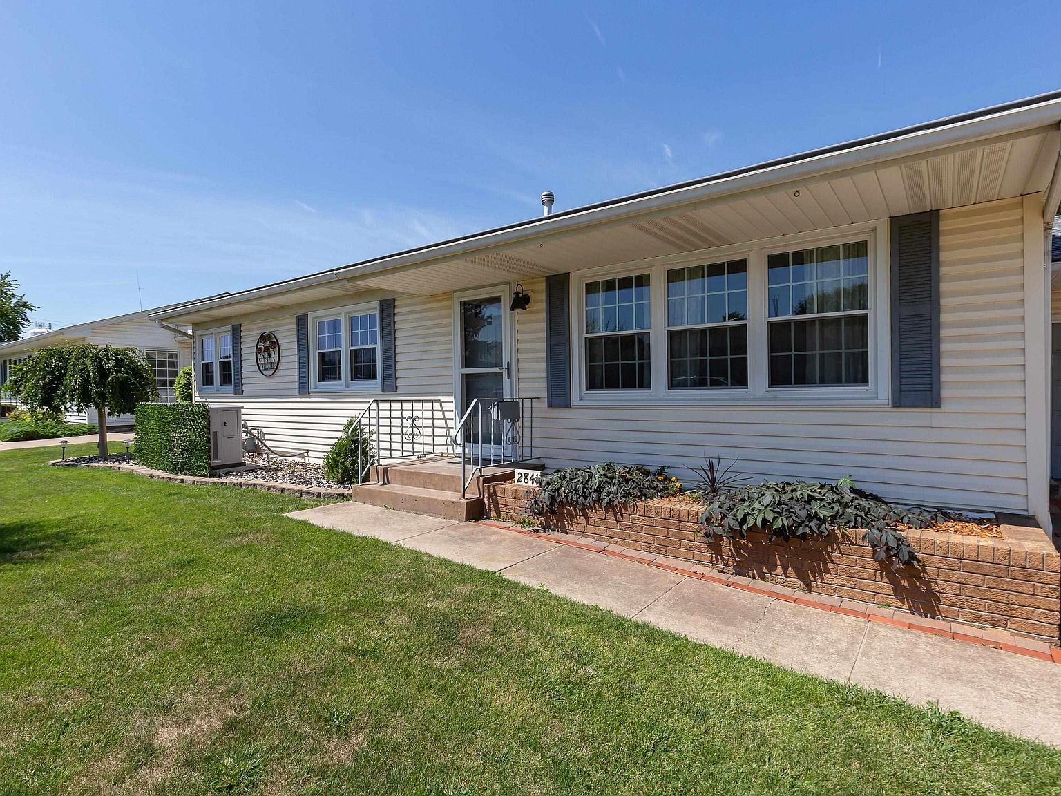 2841 8th St, East Moline, IL 61244 Zillow