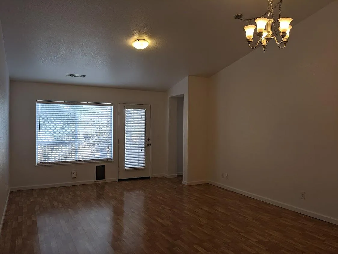 3 bed, 1150 sqft, $2,400 — Photo 3