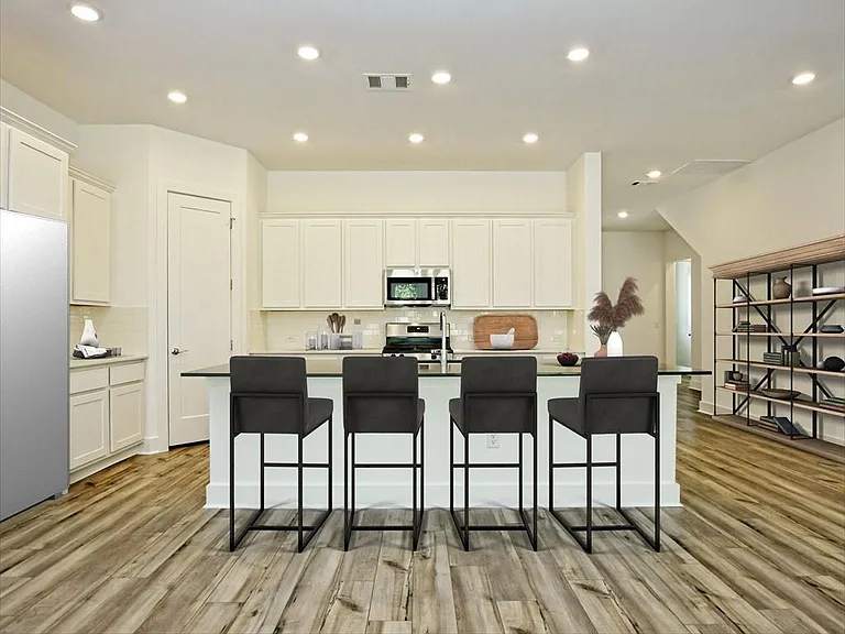 402 Zennia St — Photo 8
