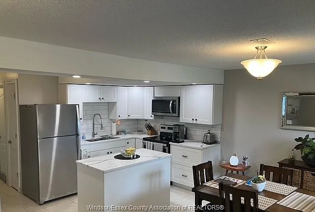 46 Indiana Pl — Photo 2