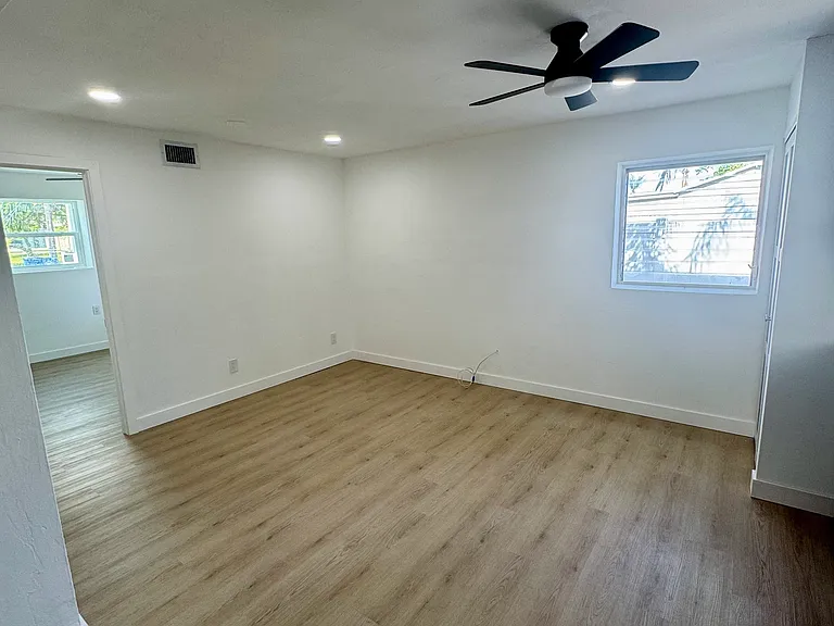 313 SW 1st St #1 — Photo 4