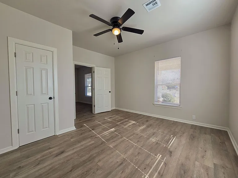 1224 N Market Ave — Photo 6