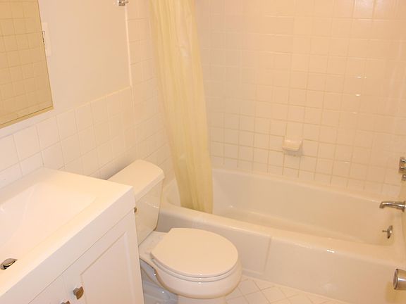 FULL HALL BATHROOM