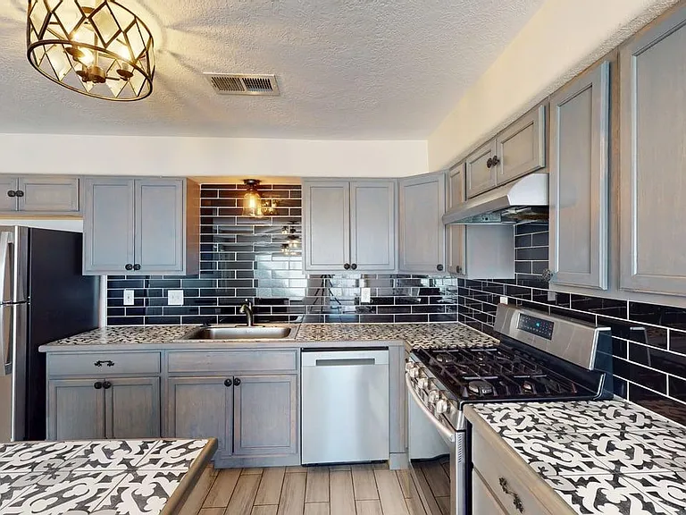 Sleek, Contemporary Efficiency - Live El Campo on Route 66! — Photo 1