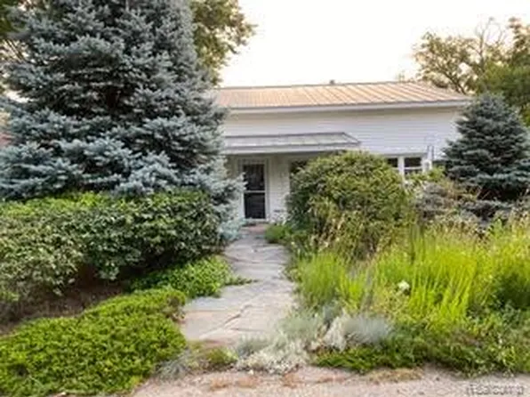 4682 Rockcroft Blvd, Clarkston, MI 48346