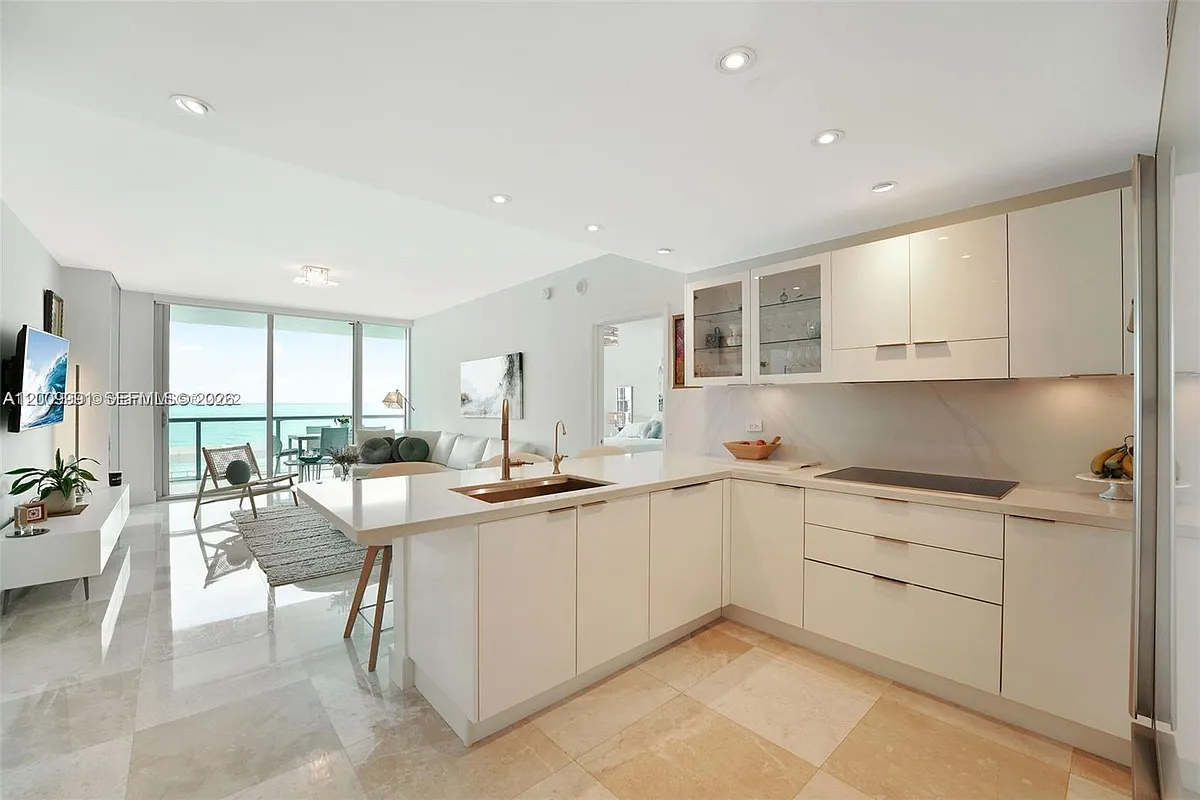 Building Photo - 6799 Collins Ave #804