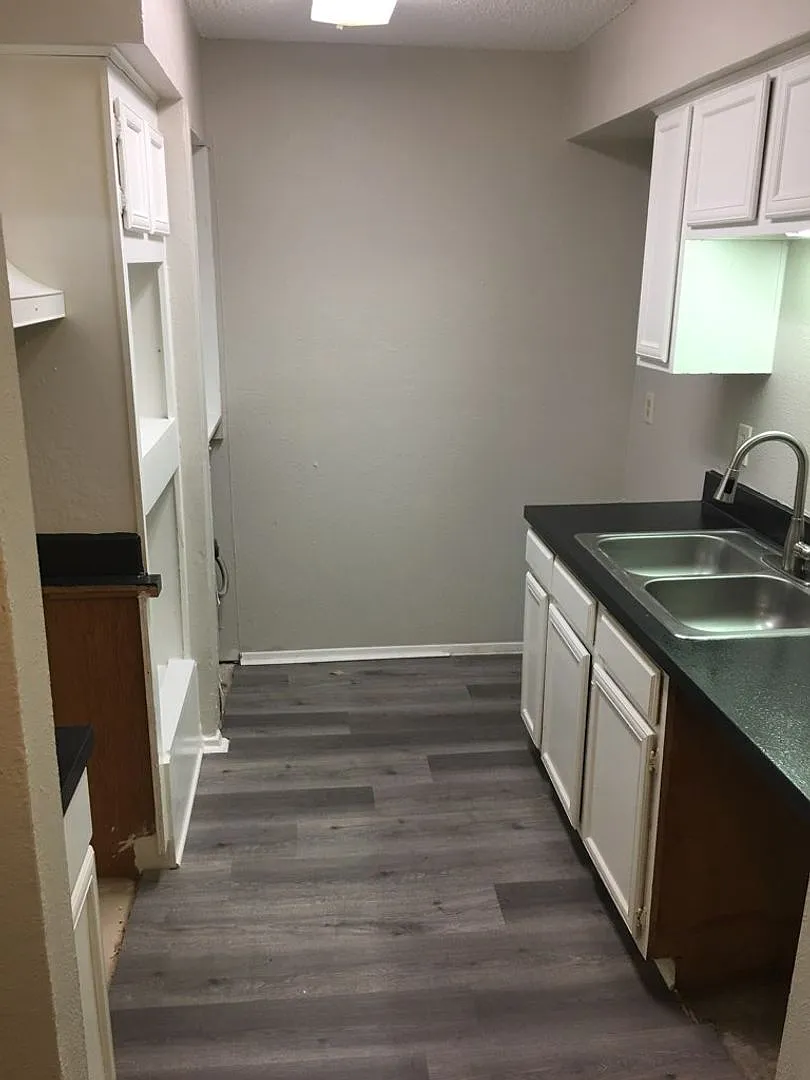 Fabulously maintained condo with beautiful surrounding — Photo 2