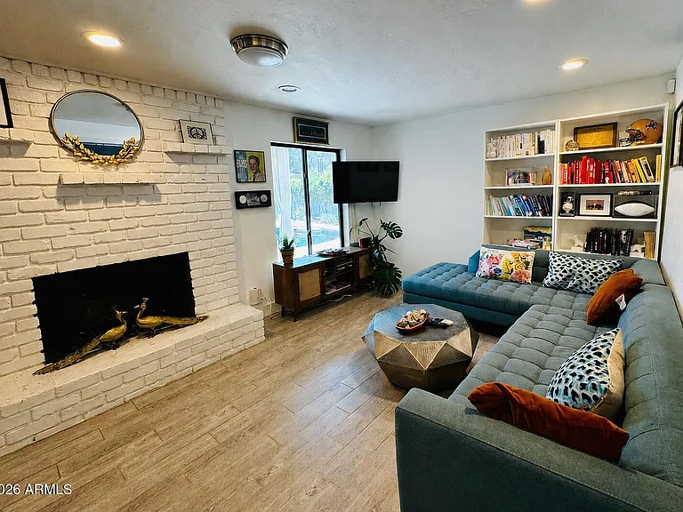 705 W Wilshire Dr — Photo 5