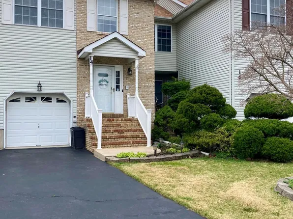 14 Lakeview Dr, Helmetta, NJ 08828