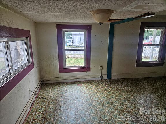 5th image of 28 Chestnut St