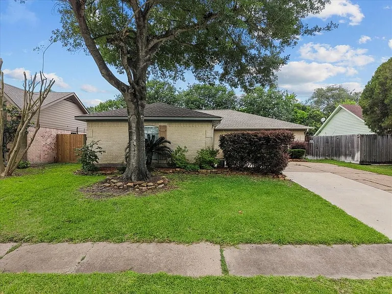 883 Silverpines Rd — Photo 31