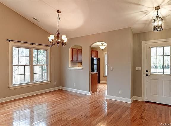 4th image of 302 Theron Ct