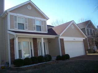 550 Oaktree Crossing Ct, Ballwin, MO 63021