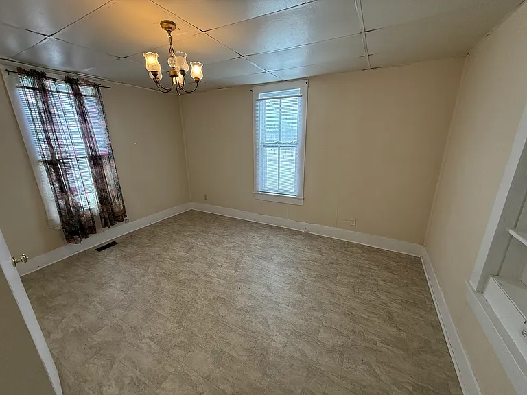 230 N Woodlawn St — Photo 3