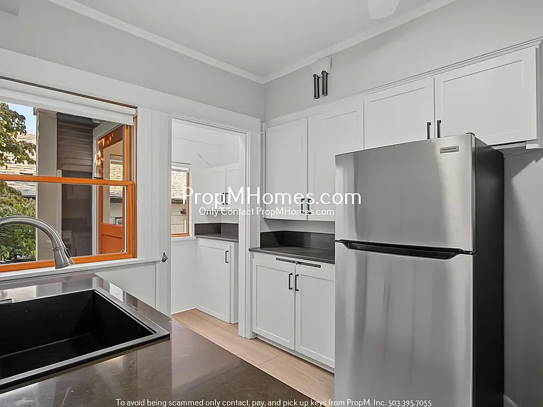2233 SE Taylor St — Photo 7