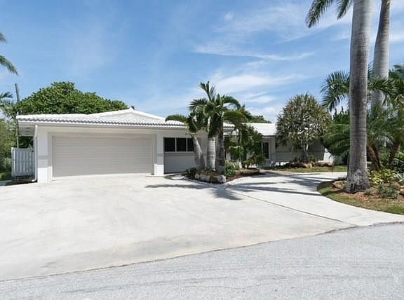 3rd image of 901 SE 10th Court