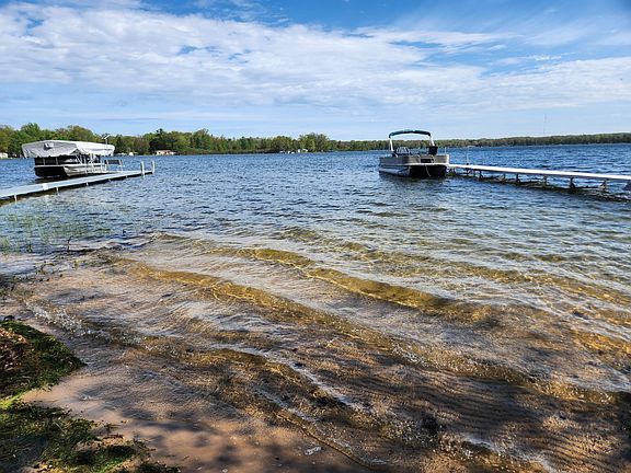 2nd image of 1041 Wolf Lake Dr