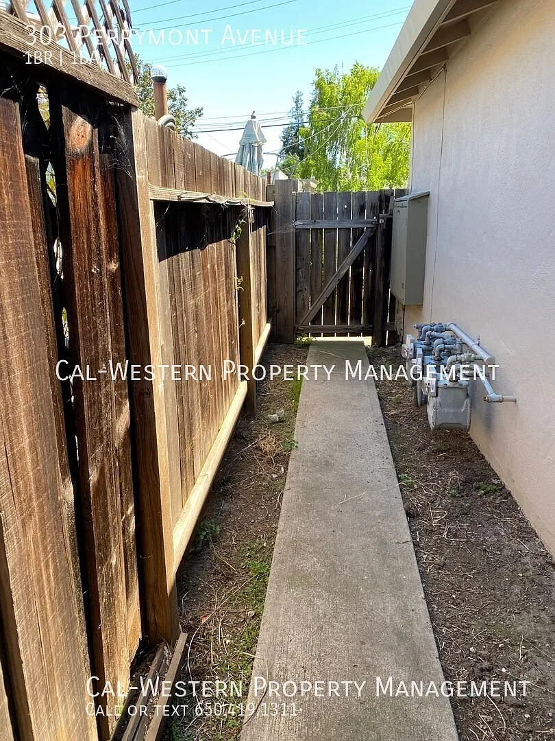 Spacious 1 bed 1 bath front unit in triplex — Photo 4