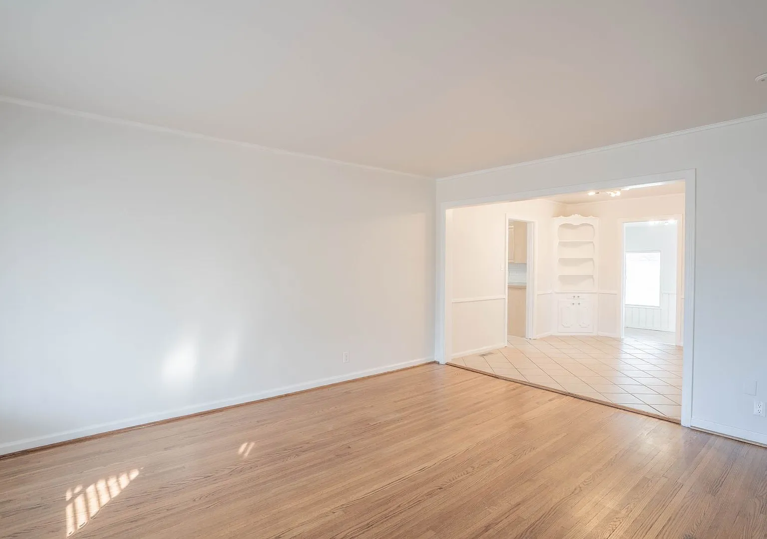 Midtown 3 Bedroom Gem! Available for immediate move in! — Photo 3