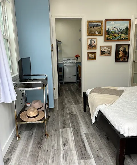 A charming and cozy studio in a 1931 Fisherman's cottage in Manhattan Beach