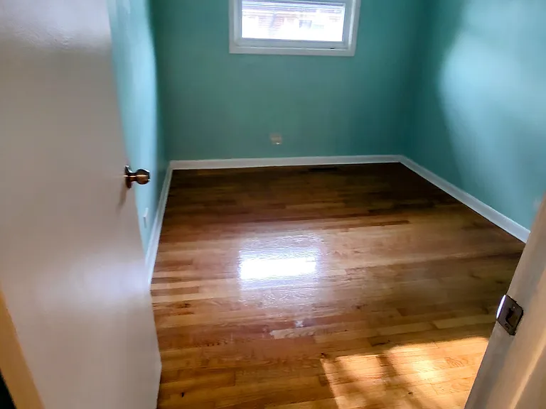 Front small bedroom