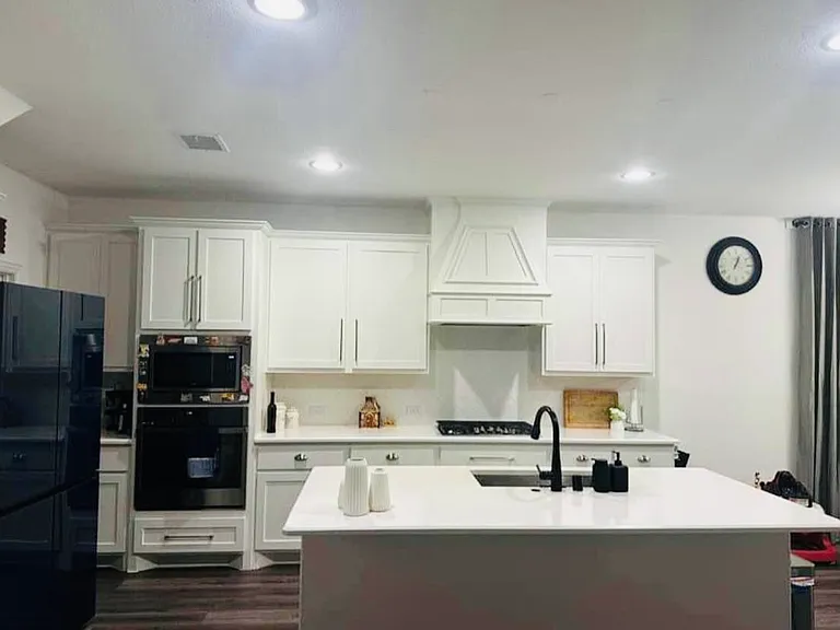 584 Bradley Dr — Photo 2