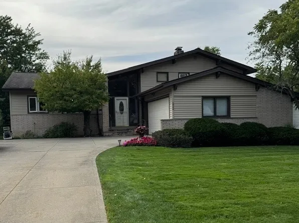 1866 Aldersgate Dr, Lyndhurst, OH 44124
