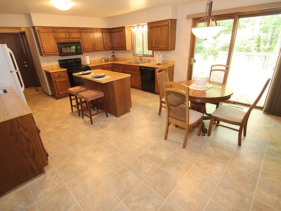 4th image of S28W29400 Pamela Cir