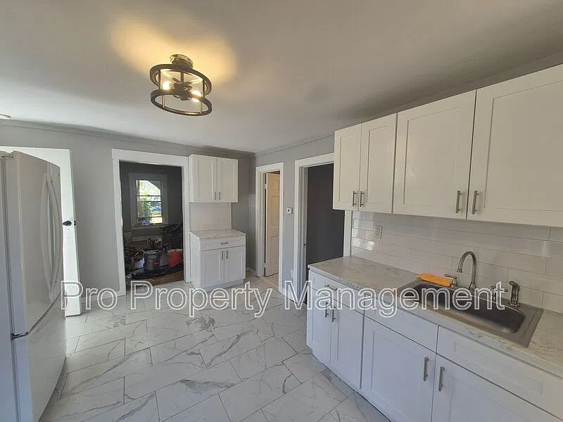 3 bed, 1.0 bath, $1,995 — Photo 4