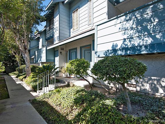 HOA maintains landscaping. 