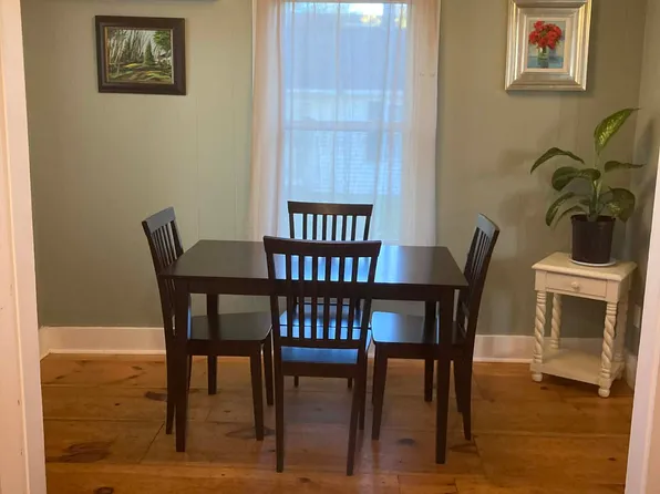 8 Carrolls Ln, Rockland, ME 04841