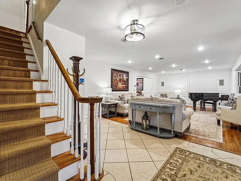 105 Deerhorn Ct — Photo 2