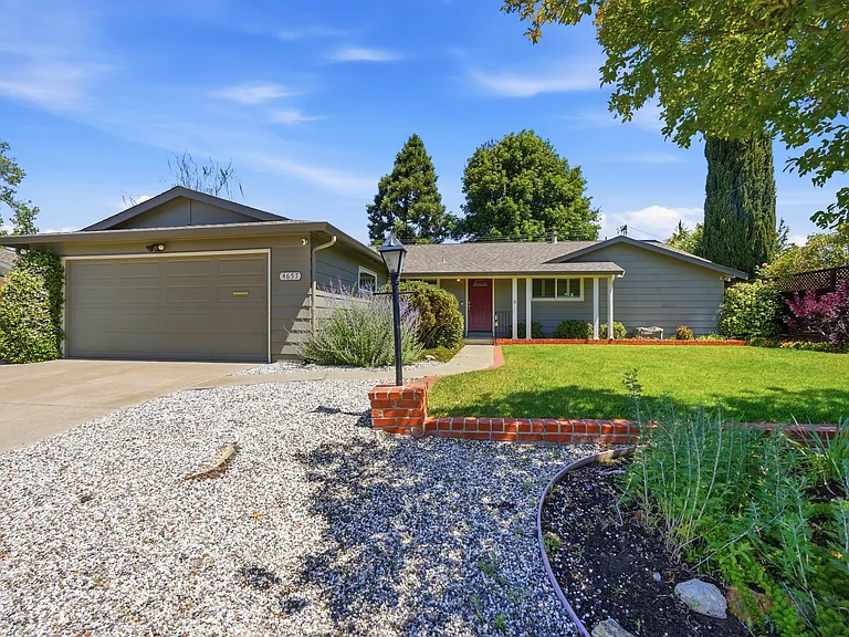 4657 Brenda Cir — Photo 2