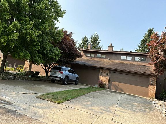 2nd image of 1450 Beaumont Cir