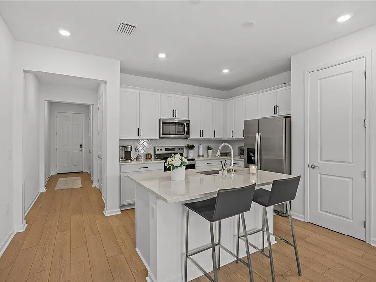 276 SW Sally Way — Photo 9