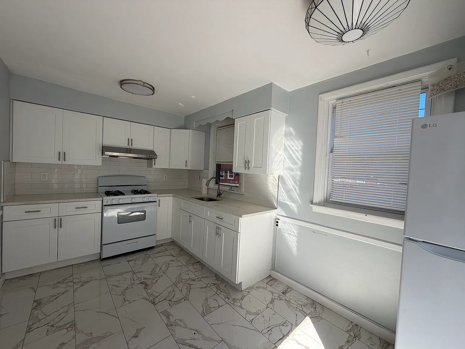 3 bed, 1.5 bath, 1376 sqft, $2,200 — Photo 2