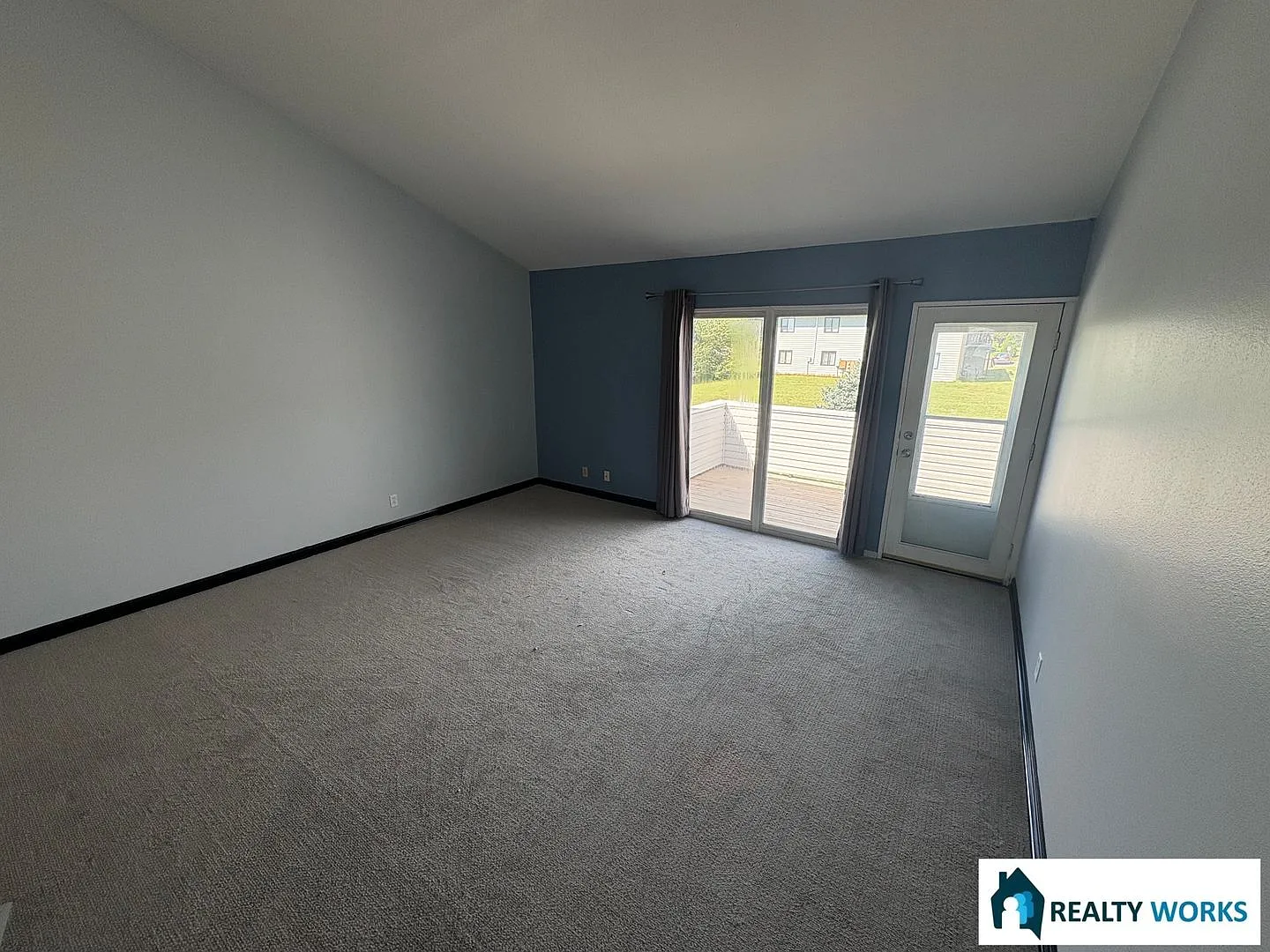 2 bedroom split foyer Townhome available for Rent! — Photo 2