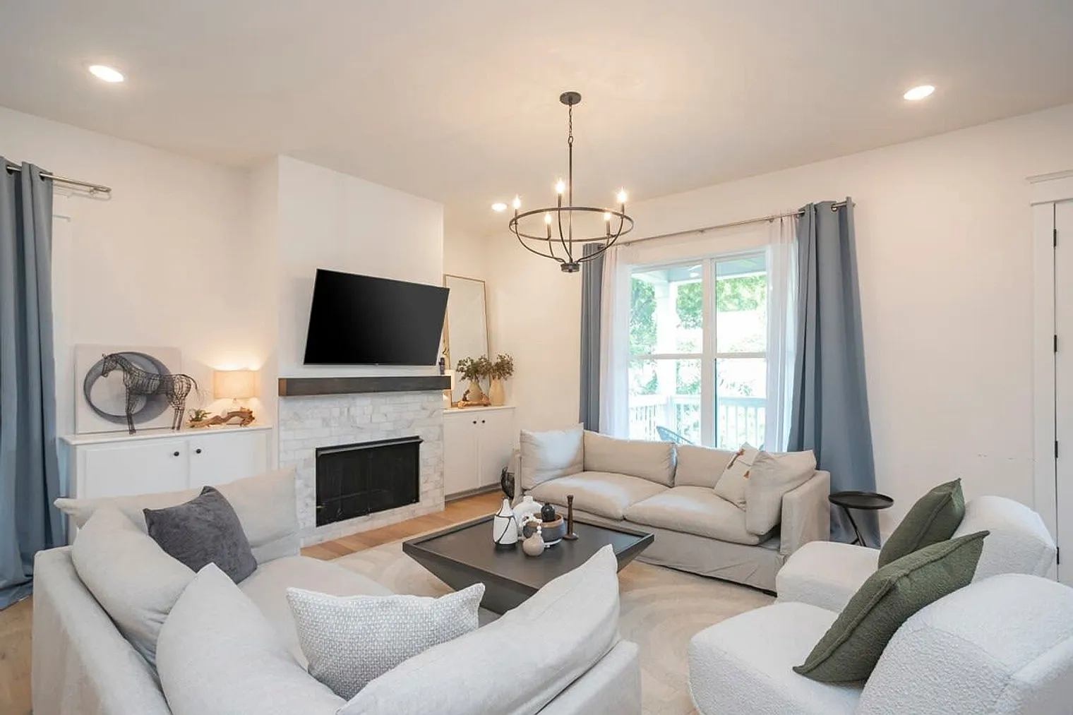 4 bed, 5.0 bath, 3336 sqft, $8,802 — Photo 3