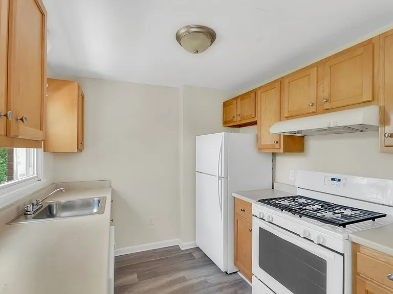 Savin Court Apartments — Photo 10