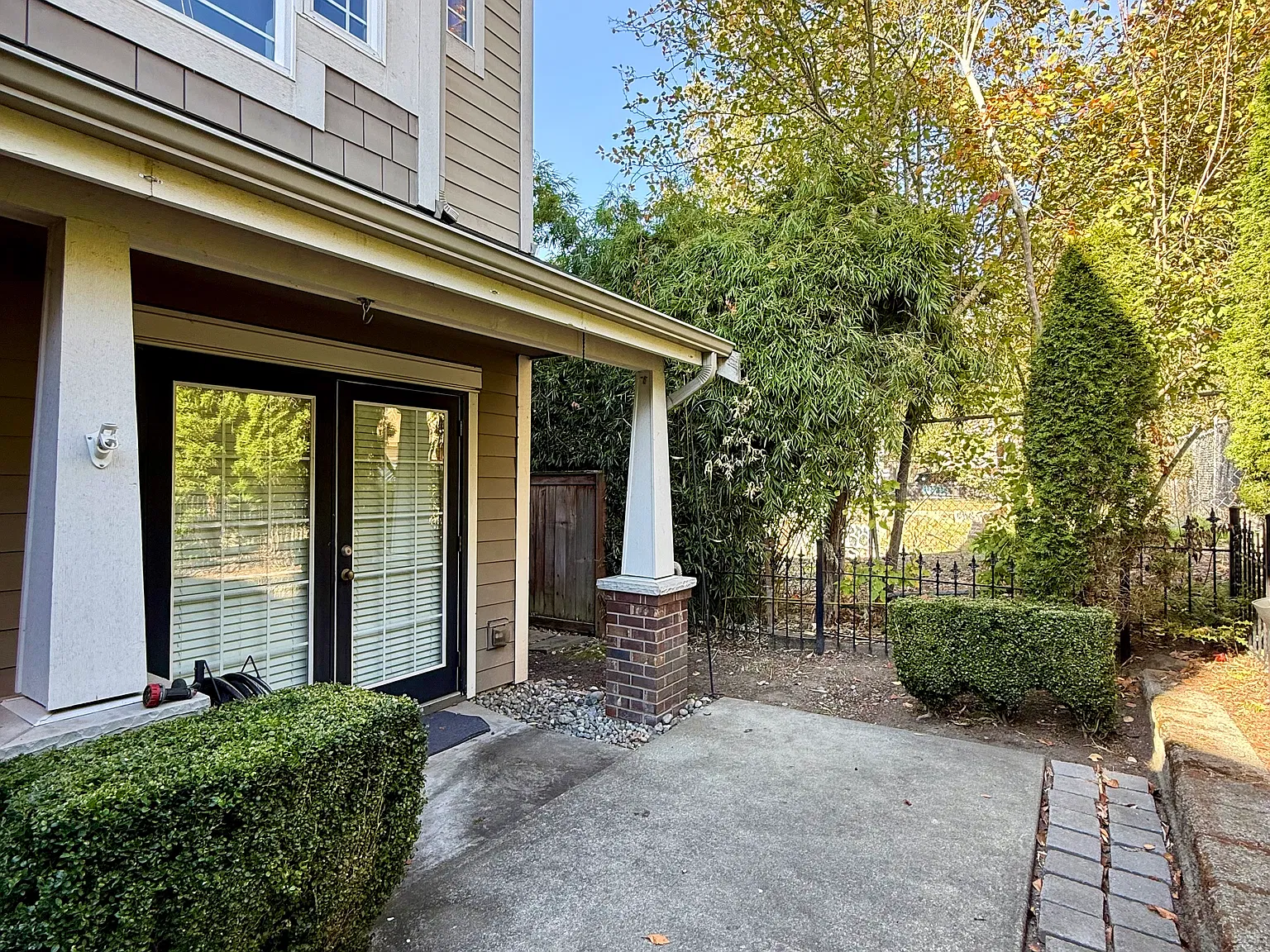 2 bed, 2.5 bath, 1400 sqft, $3,650 — Photo 2