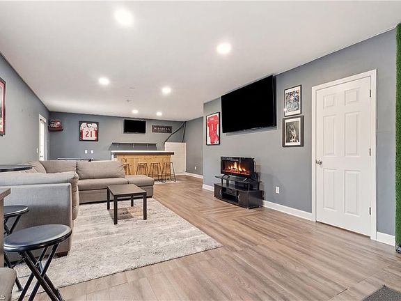 4th image of 467 Mahogany Dr