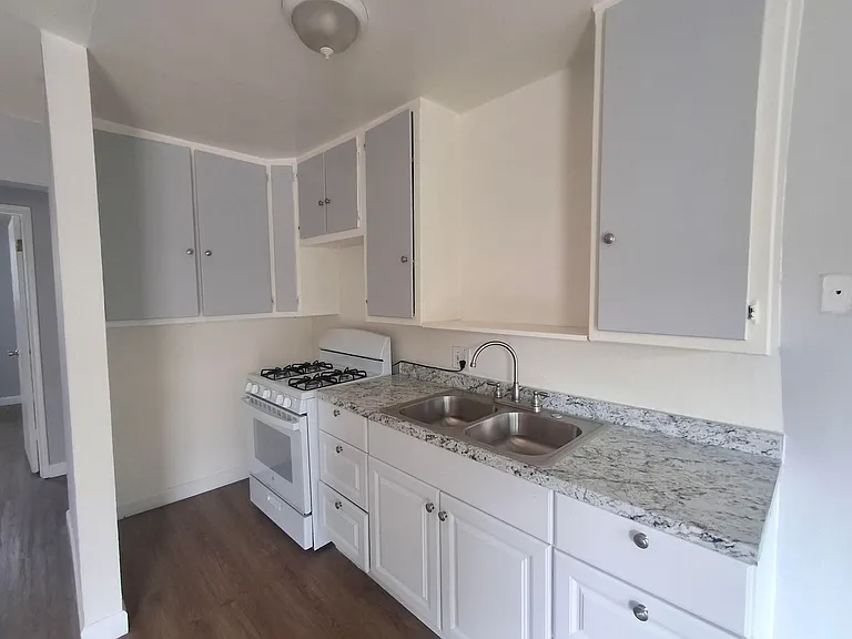 3933-3943 La Rica Avenue — Photo 17