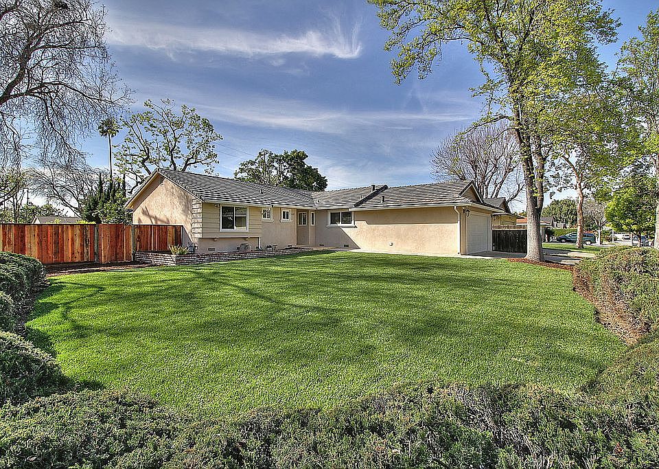 1st image of 447 Casa Blanca Dr