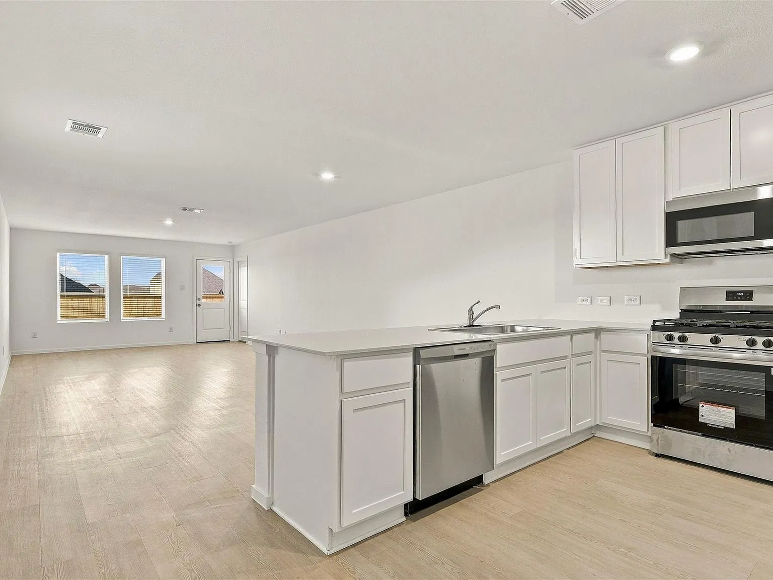 4 bed, 2.0 bath, 1650 sqft, $1,990 — Photo 4