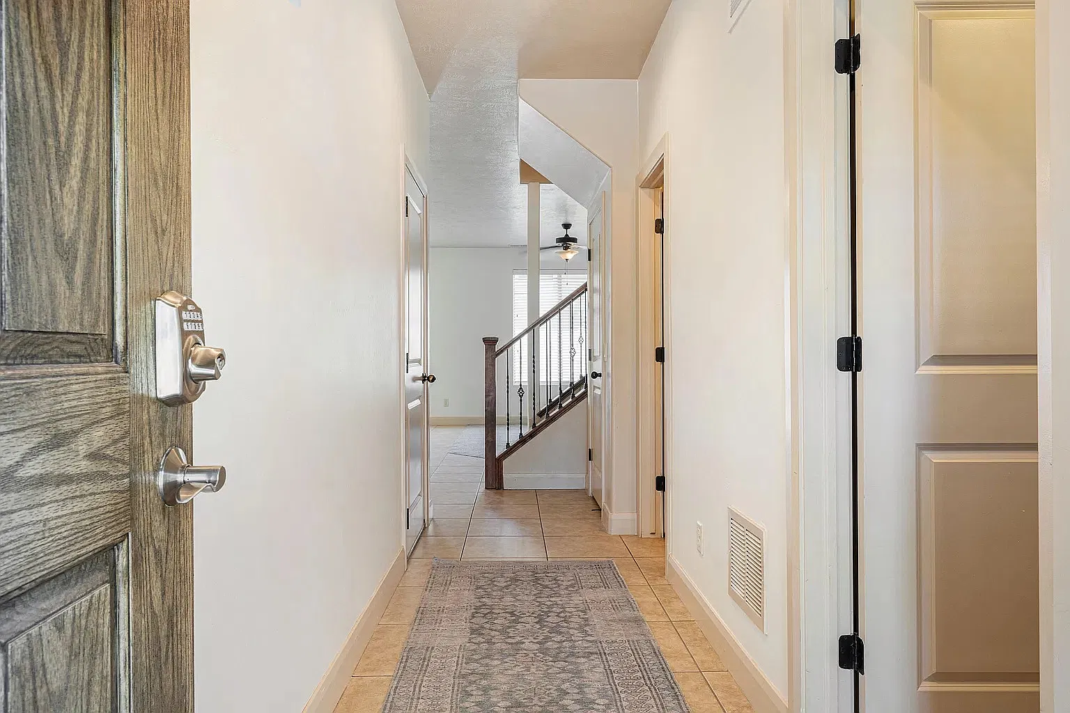 3 bed, 2.5 bath, 1550 sqft, $1,900 — Photo 3