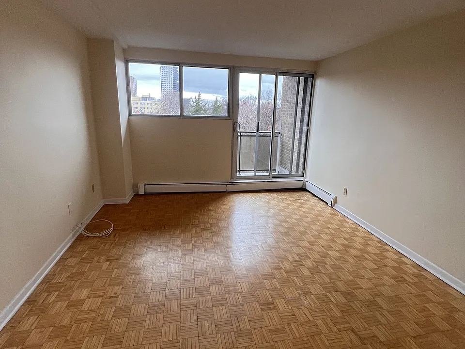 345 Laurier Ave E #404