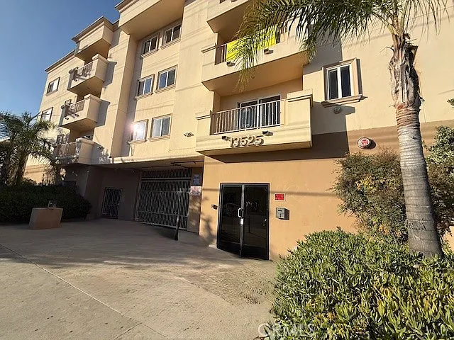 Building Photo - 13525 Vanowen St #102