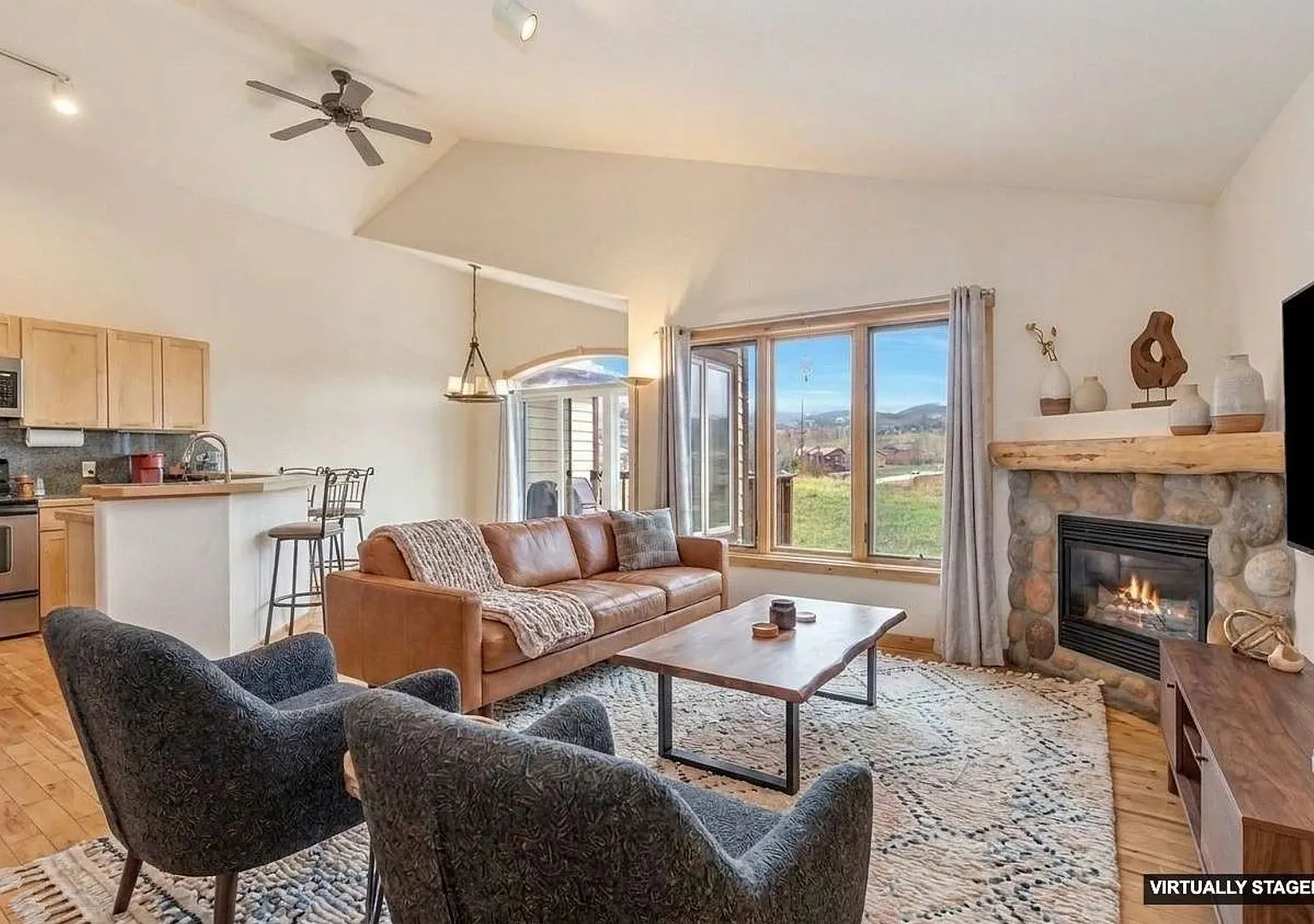 Mountain Views & Modern Comfort | Longview 3BR/2.5BA Townhome | 2-Car Garage — Photo 3